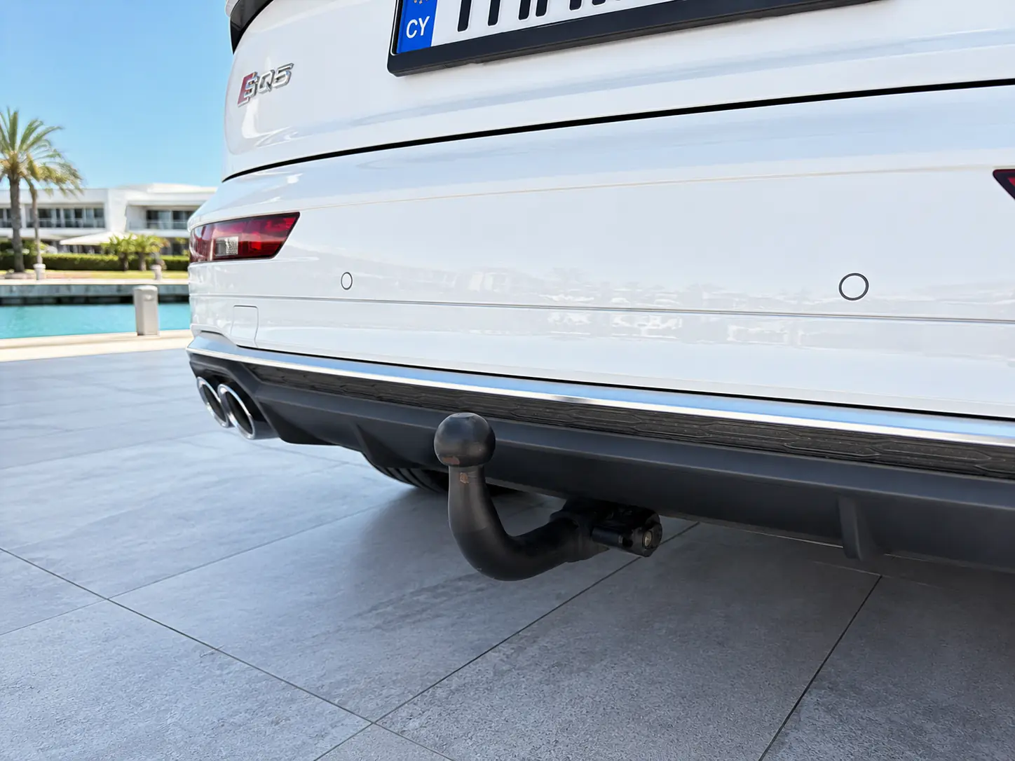 Audi SQ5 - rear bumper with quad exhausts and tow bar