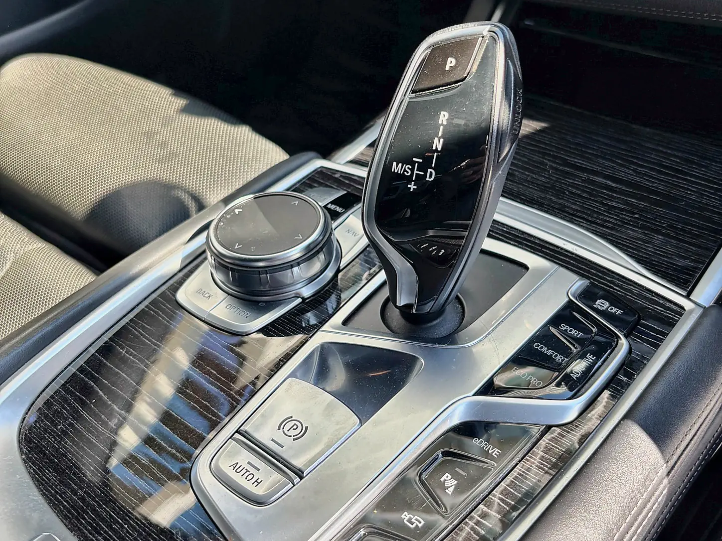 BMW 740e - gear selector and centre console