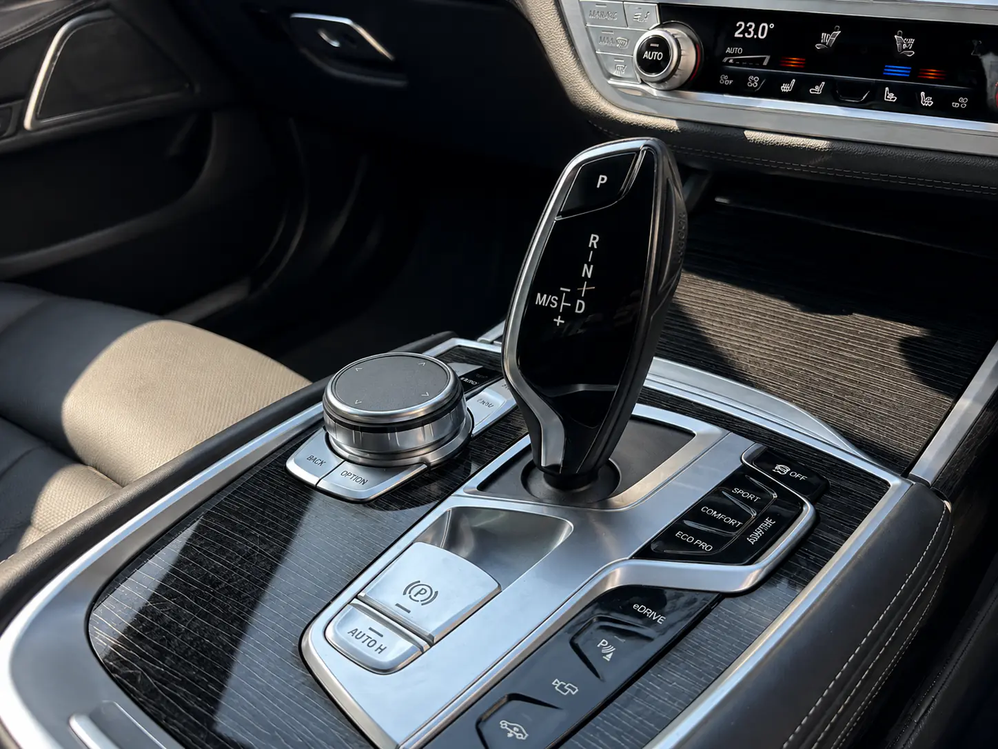 BMW 740e - gear selector and centre console