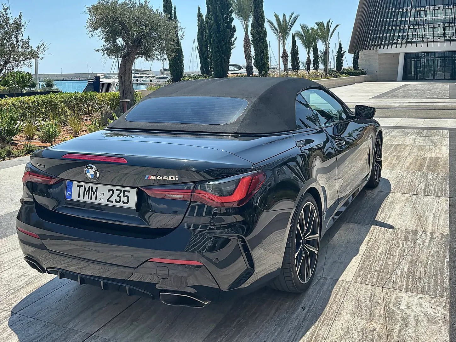BMW M440i Cabrio - rear three-quarter view with soft-top closed