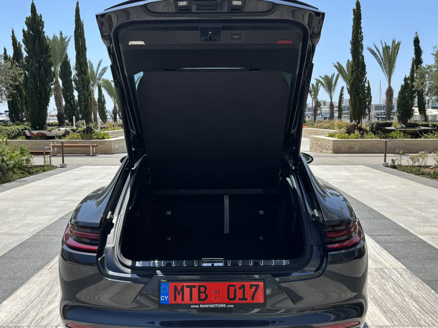 Porsche Panamera 4 - luggage compartment