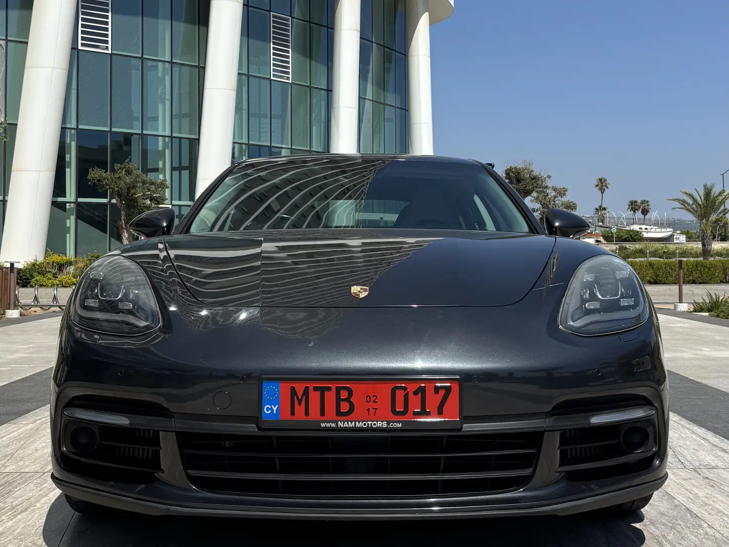 Porsche Panamera 4 - front styling and LED headlights