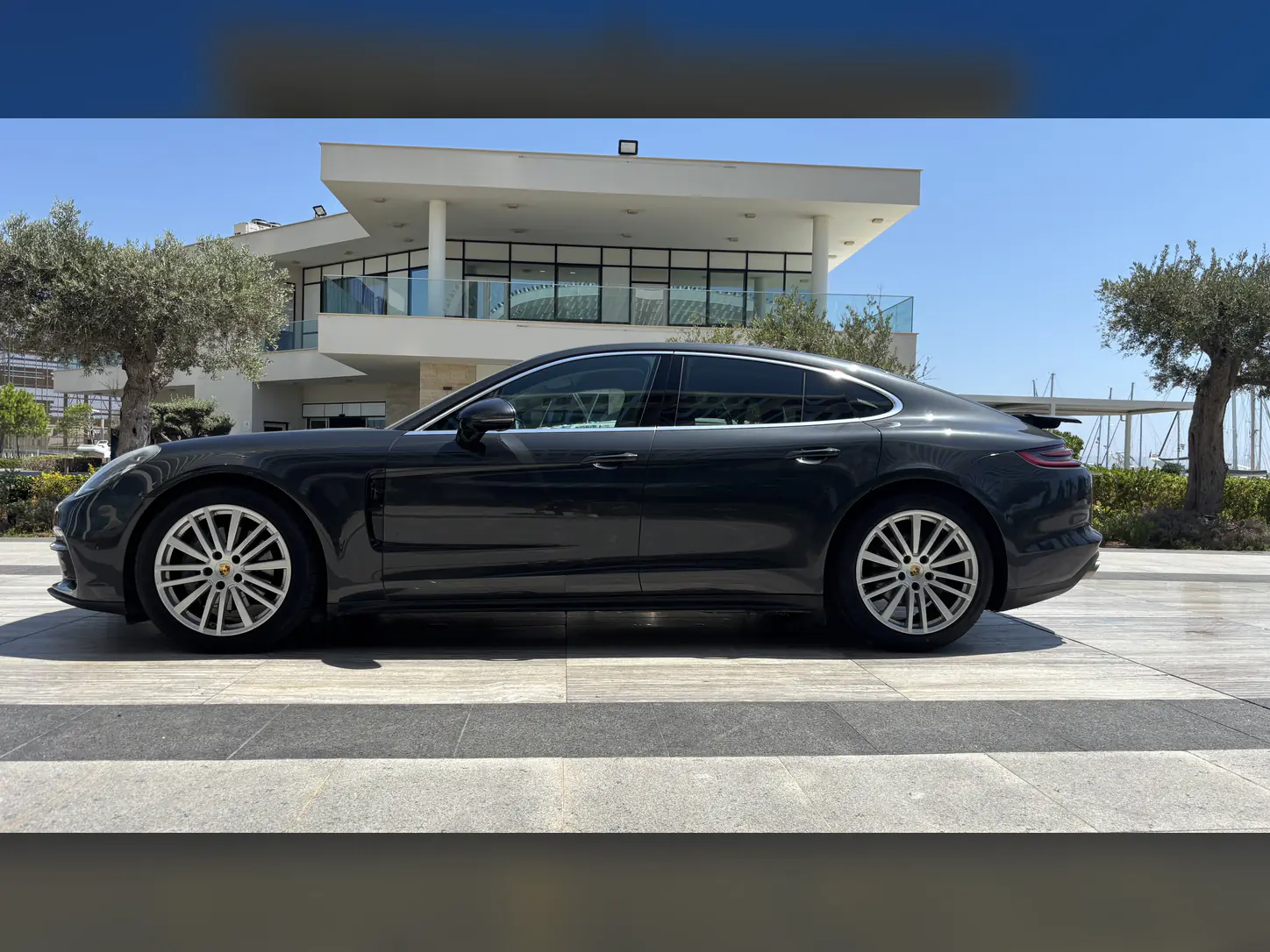 Porsche Panamera 4 - side profile