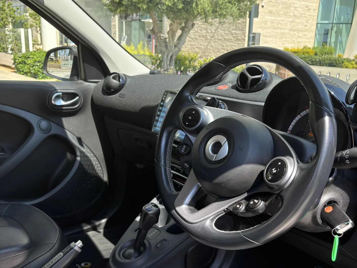 Smart Forfour - driver cockpit with leather multifunction steering wheel