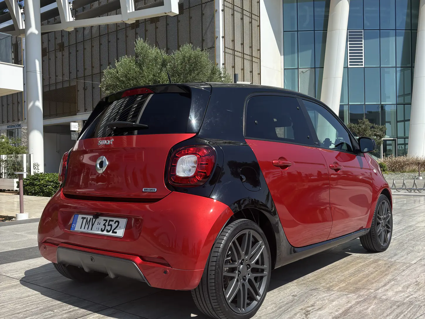 Smart Forfour - rear three-quarter view with black tridion cell